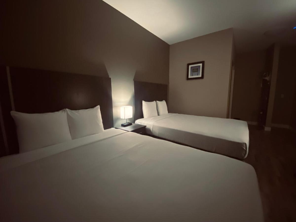 Econo Lodge Prince George Bagian luar foto