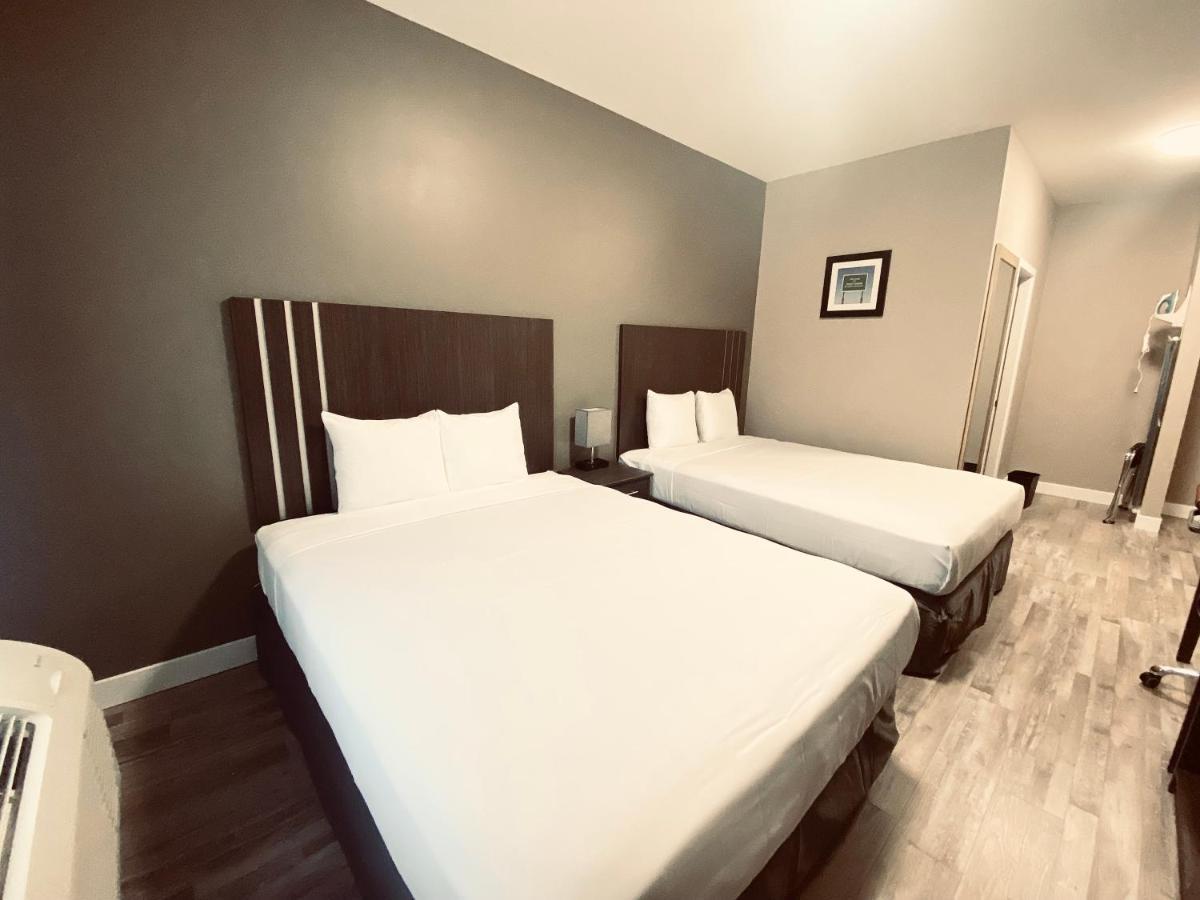 Econo Lodge Prince George Bagian luar foto