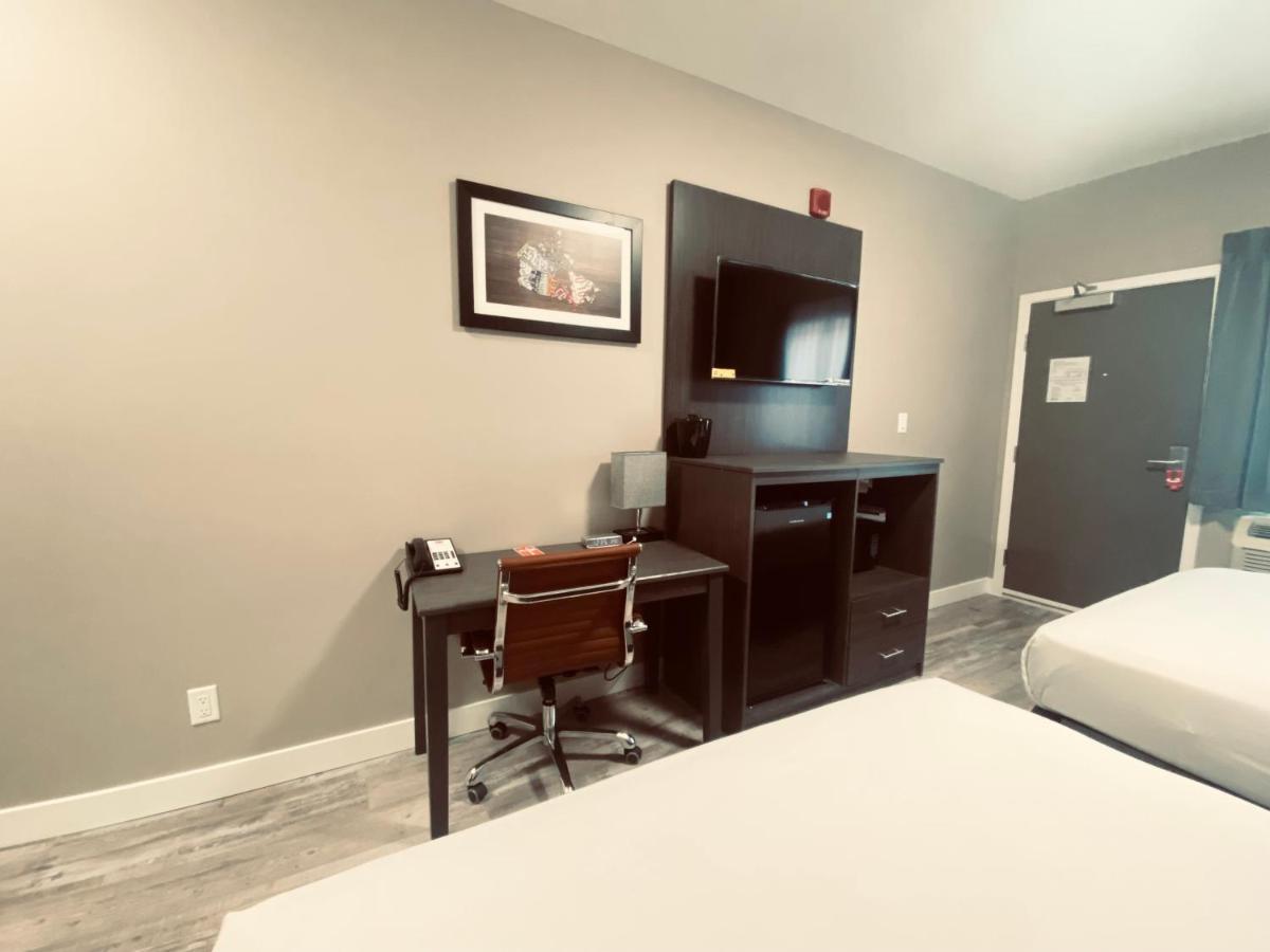 Econo Lodge Prince George Bagian luar foto