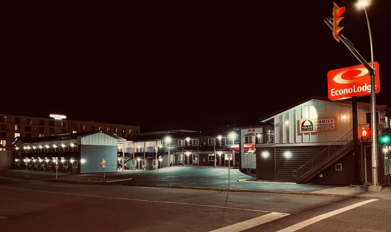 Econo Lodge Prince George Bagian luar foto
