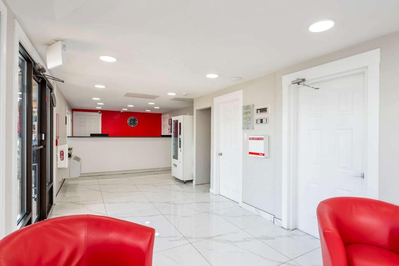 Econo Lodge Prince George Bagian luar foto