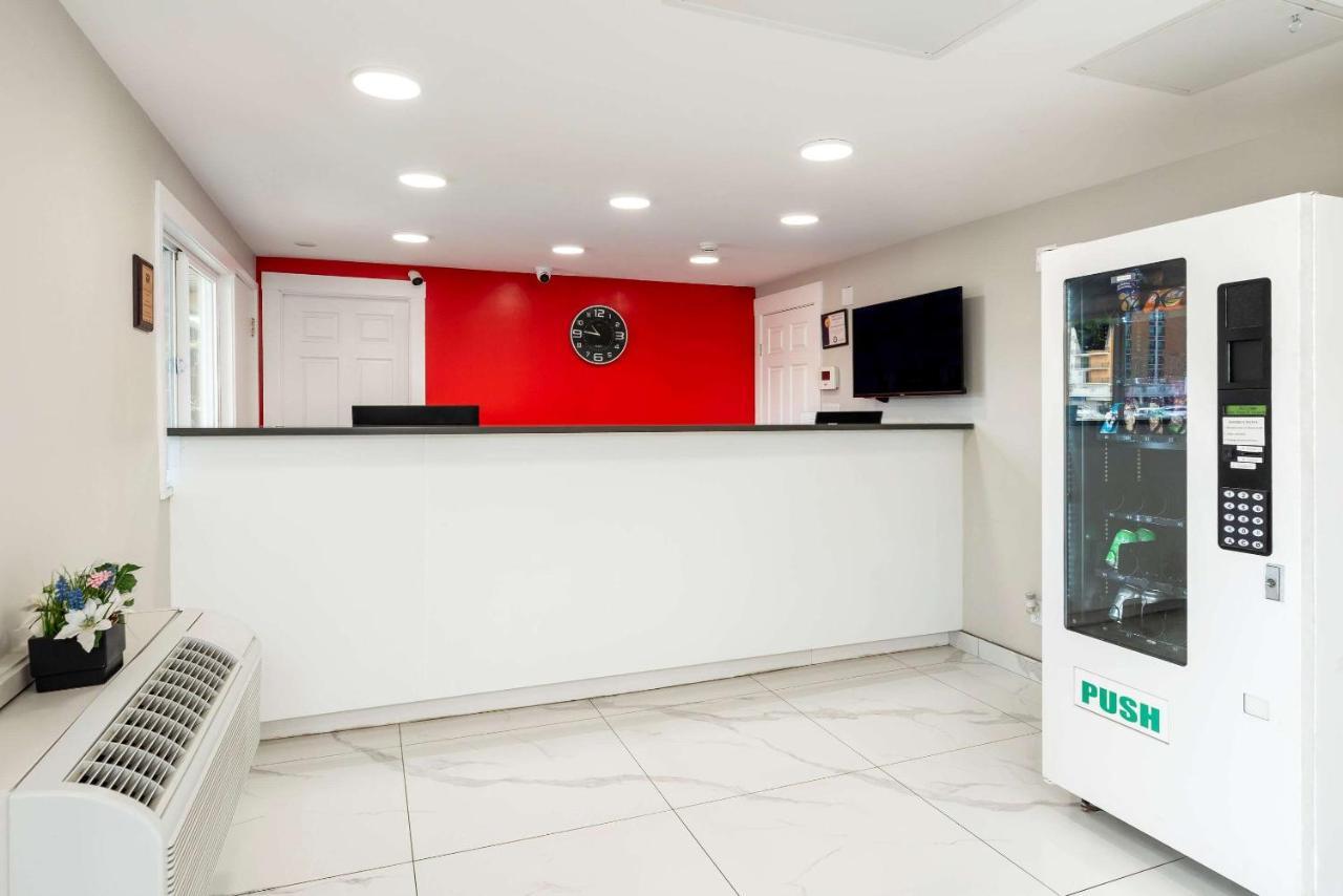 Econo Lodge Prince George Bagian luar foto
