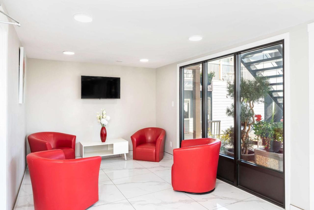 Econo Lodge Prince George Bagian luar foto