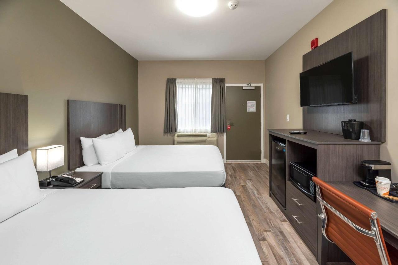 Econo Lodge Prince George Bagian luar foto