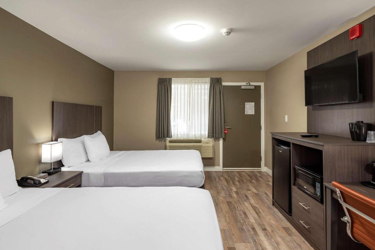 Econo Lodge Prince George Bagian luar foto