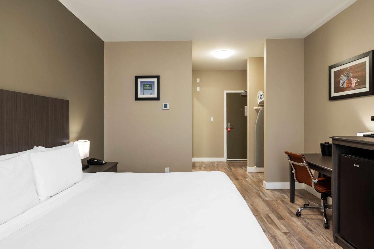 Econo Lodge Prince George Bagian luar foto