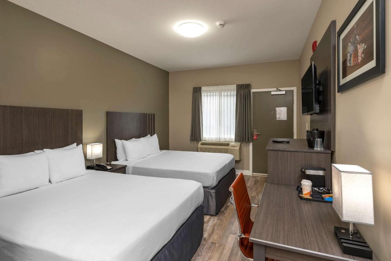 Econo Lodge Prince George Bagian luar foto