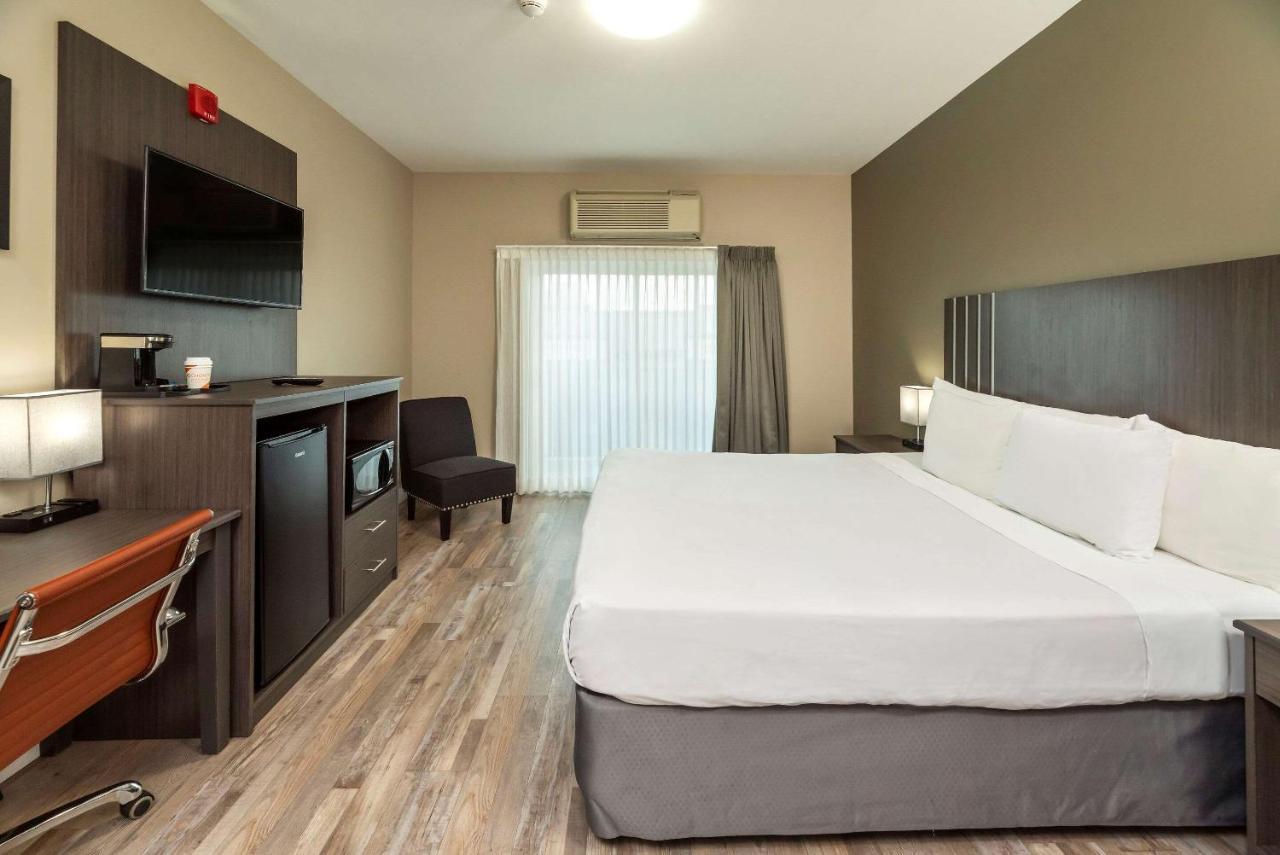 Econo Lodge Prince George Bagian luar foto