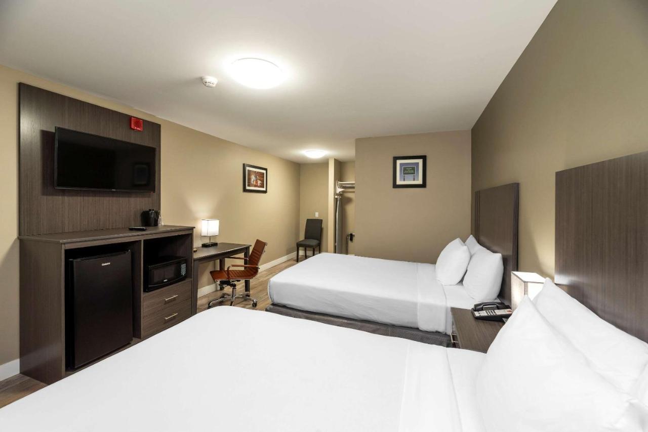 Econo Lodge Prince George Bagian luar foto