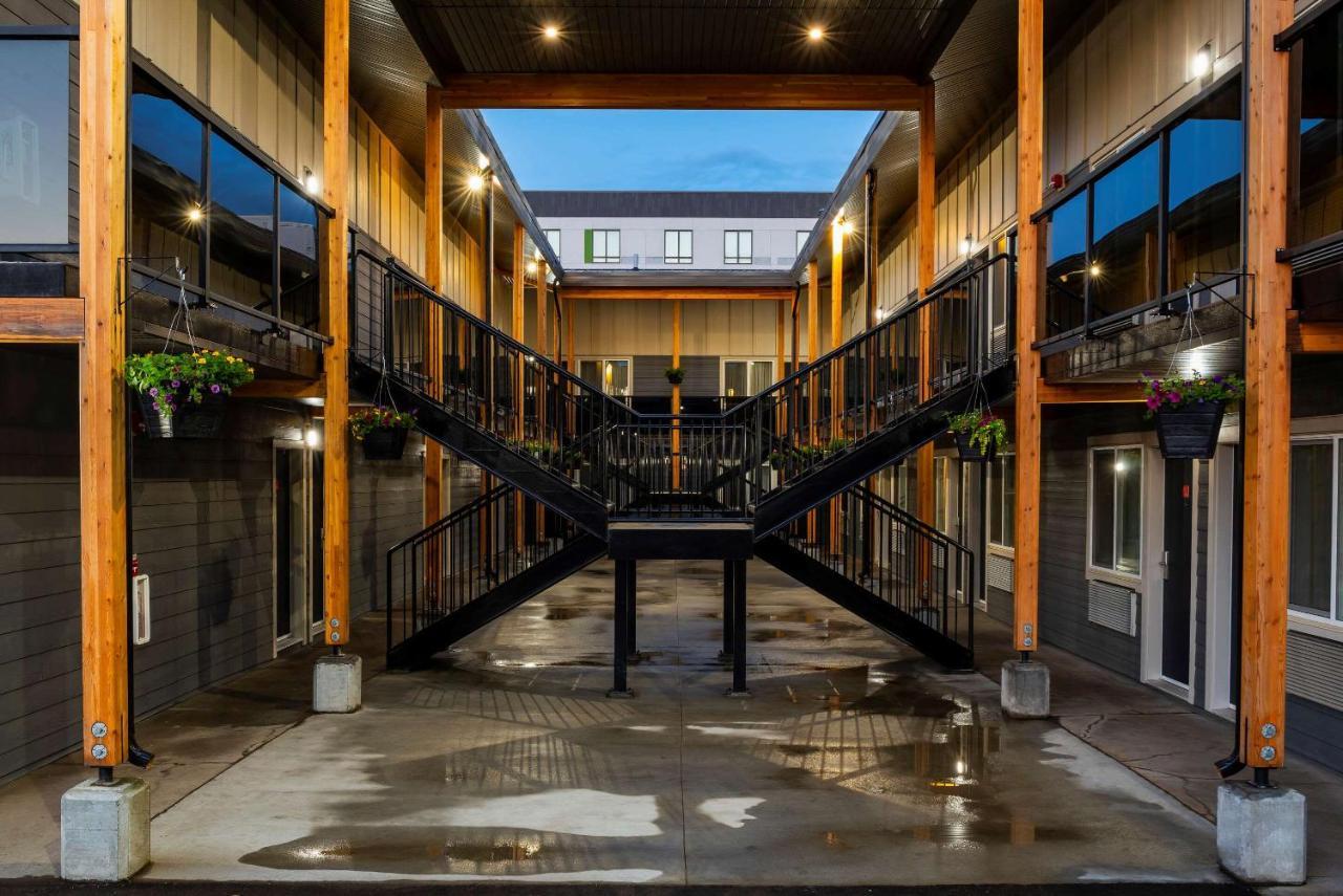 Econo Lodge Prince George Bagian luar foto