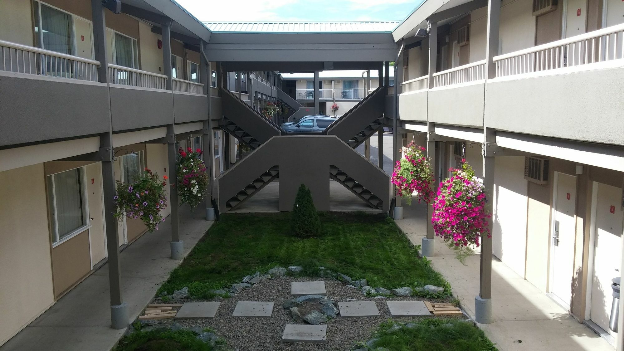 Econo Lodge Prince George Bagian luar foto