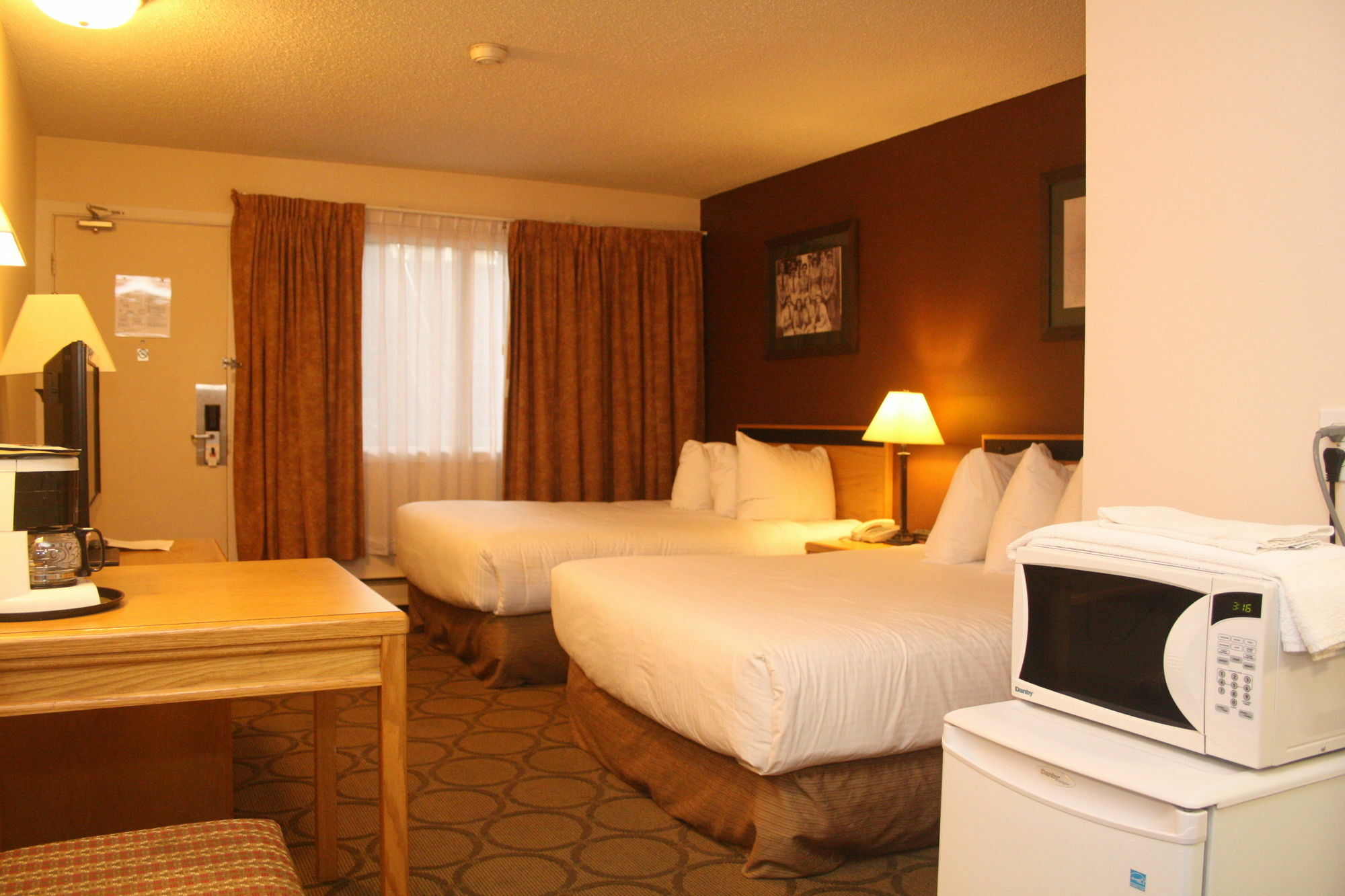 Econo Lodge Prince George Bagian luar foto